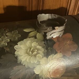 Antique Leaf Design Bracelet With Hinge